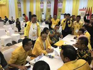 Indra Bambang Utoyo-Agun Gunandjar Kembalikan Formulir Caketum Golkar
