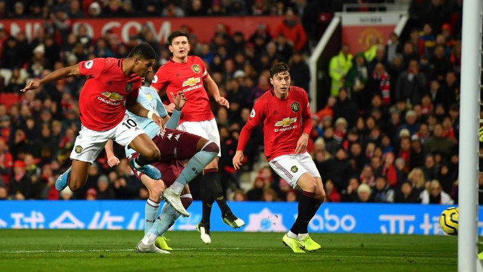 MANCHESTER, ENGLAND - DECEMBER 01: Marcus Rashford of Manchester United scores his sides first goal during the Premier League match between Manchester United and Aston Villa at Old Trafford on December 01, 2019 in Manchester, United Kingdom. (Photo by Dan Mullan/Getty Images)