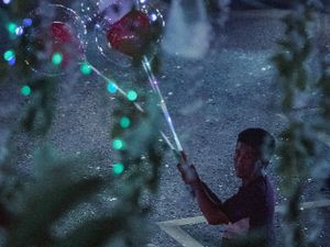 Dinginnya malam pun diterjangnya