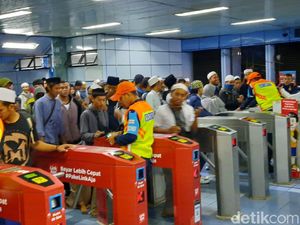 Hari Berganti, Massa Reuni 212 Terus Berdatangan Via Stasiun Juanda