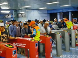 Hari Berganti, Massa Reuni 212 Terus Berdatangan Via Stasiun Juanda
