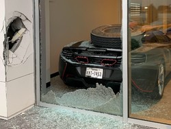 Duh! McLaren Ketimpa Ban Truk Lepas