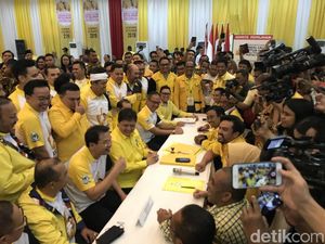 Bersama Loyalis, Airlangga Kembalikan Formulir Caketum Golkar