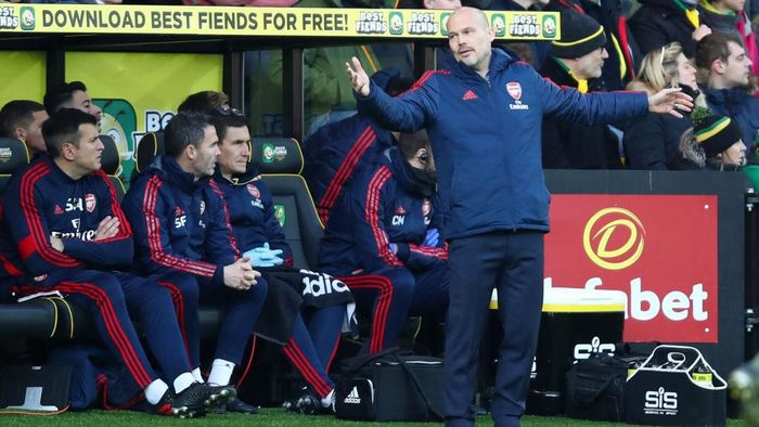 Gaya berpakaian Freddie Ljungberg saat mendampingi Arsenal dikecam Paul Scholes (Foto: Julian Finney/Getty Images) Gaya berpakaian Freddie Ljungberg saat mendampingi Arsenal dikecam Paul Scholes (Foto: Julian Finney/Getty Images)