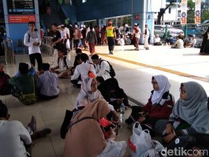 Massa Reuni 212 Bubar, Sebagian Pulang Naik KRL di Juanda