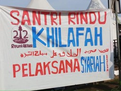 Panitia Reuni 212: Spanduk Khilafah Diturunkan, Lalu Ada yang Pasang Lagi
