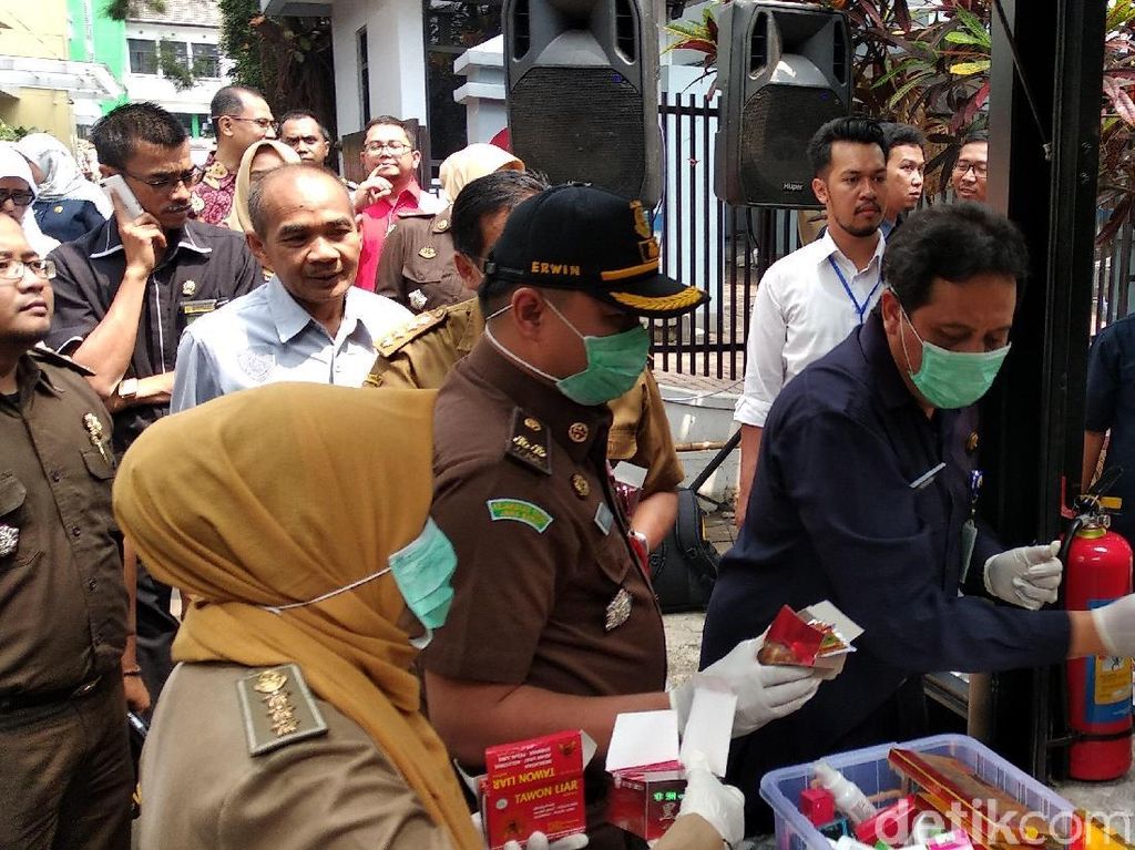 BBPOM Bandung Musnahkan Produk Ilegal Senilai Rp 4,9 Miliar BBPOM Bandung Musnahkan Produk Ilegal Senilai Rp 4,9 Miliar