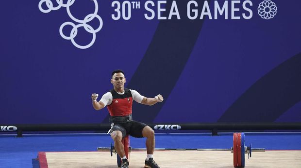 Lifter Indonesia Eko Yuli Irawan berteriak setelah berhasil mengangkat beban Angkat Besi 61Kg Putra SEA Games ke-30 di Stadion RSMC Nino Aquino, Manila, Filipina, Senin (2/12/19). Eko Yuli Irawan berhasil mengangkat total beban 309Kg sehingga meraih medali emas. ANTARA FOTO/Nyoman Budhiana/ama.