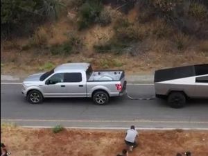 Ford Tak Terima, Kalah Adu Tarik Tambang dengan Pikap Tesla Ford Tak Terima, Kalah Adu Tarik Tambang dengan Pikap Tesla