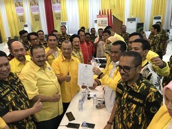 Timses Ambil Formulir Pendaftaran Caketum Golkar Buat Airlangga