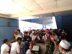 Massa Reuni 212 Pulang Via Stasiun Juanda, Antrean Mengular