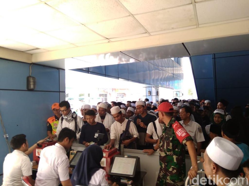 Massa Reuni 212 Pulang Via Stasiun Juanda, Antrean Mengular Massa Reuni 212 Pulang Via Stasiun Juanda, Antrean Mengular
