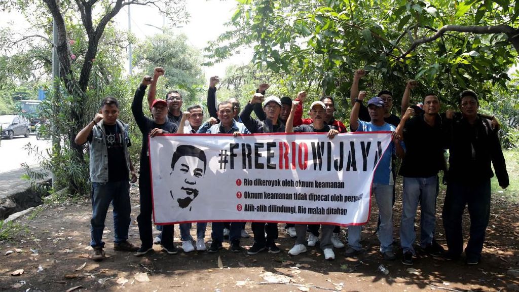 Dukungan Terus Mengalir untuk Aktivis Pekerja Pelabuhan Dukungan Terus Mengalir untuk Aktivis Pekerja Pelabuhan