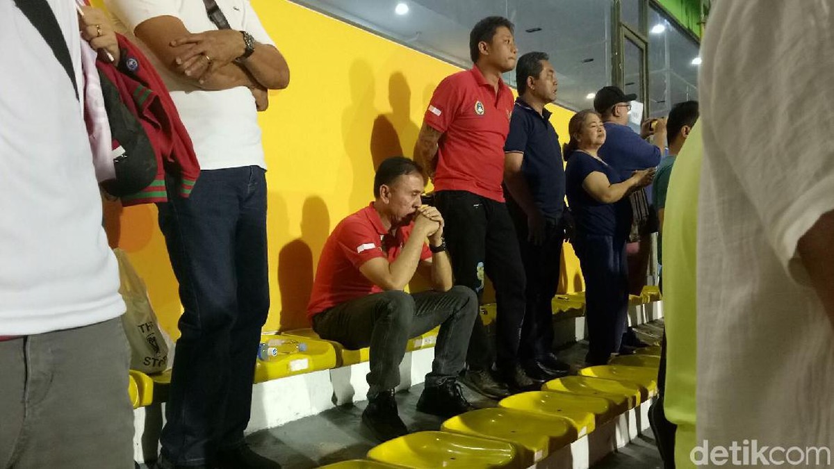 Ketua umum PSSI, Mochamad Iriawan, menangis usai Indonesia ditaklukkan Vietnam di SEA Games 2019. (Foto: Randy Prasatya/detikcom)
