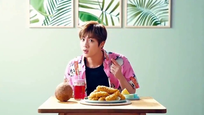 Jadi bintang iklan untuk produk ayam goreng, Jin mendapatkan banyak pujian dari orang dan penggemarnya, karena gayanya saat makan berhasil membuat penonton lapar. Foto: Twitter & Instagram BTS