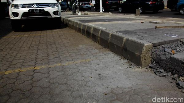 Melihat Lagi Trotoar Kemang yang Dinilai Terlalu Tinggi