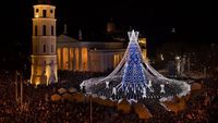 Kilau Pohon Natal Raksasa Menerangi Ibu Kota Lithuania
