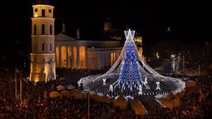 Kilau Pohon Natal Raksasa Menerangi Ibu Kota Lithuania