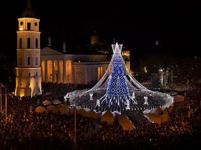 Kilau Pohon Natal Raksasa Menerangi Ibu Kota Lithuania