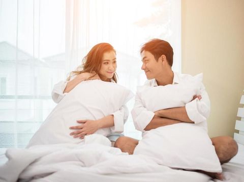 Gaya Bercinta Favorit Pasangan Milenial, Wanita Lebih Suka Mendominasi