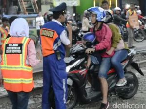Terobos Palang KA Ditegur Marah, Tak Menghargai Nyawa