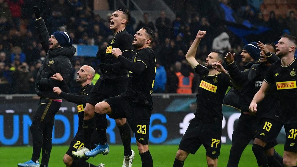 Inter Milan memuncaki klasemen Liga Italia usai menang 2-1 atas SPAL (Foto: MIGUEL MEDINA / AFP)