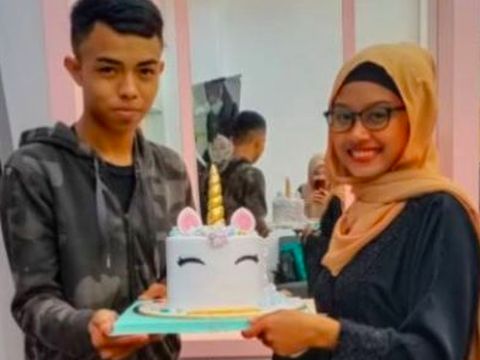 Alif saat memberi kejutan ultah Balqis