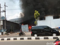 Gudang Kasur di Pasuruan Terbakar, Warga Panik Api Merambat ke Permukiman