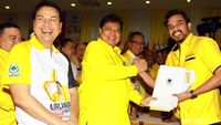 Senyum Airlangga Saat Kembalikan Formulir Caketum Golkar