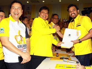 Senyum Airlangga Saat Kembalikan Formulir Caketum Golkar
