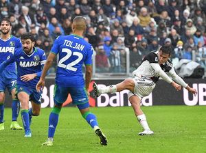 Duh, Ronaldo Malah Memblok Tendangan Dybala di Muka Gawang