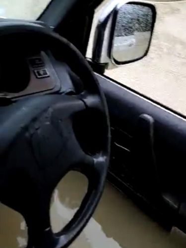 Pasangan menikah dengan kaus dan kemeja