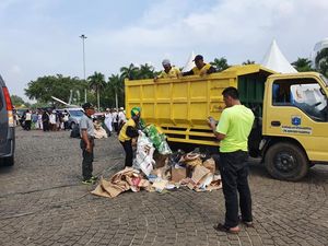 Reuni 212 Usai, Sampah-sampah di Monas Mulai Diangkut