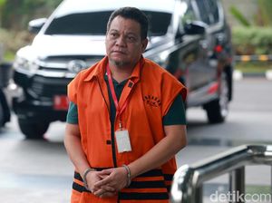 Eks Kadis PU Kota Medan Isa Anshari Diperiksa KPK Eks Kadis PU Kota Medan Isa Anshari Diperiksa KPK