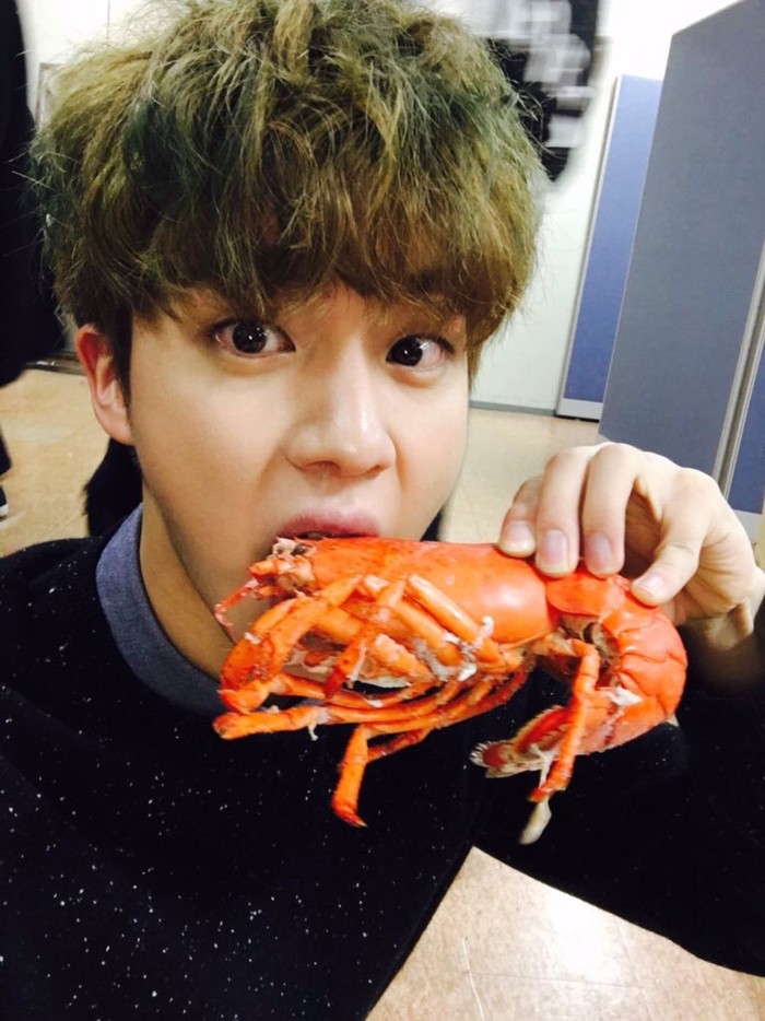Makan kepiting saja, Jin tampil mempesona dan membuat para penggemarnya semakin jatuh hati dibuatnya. Foto: Twitter & Instagram BTS