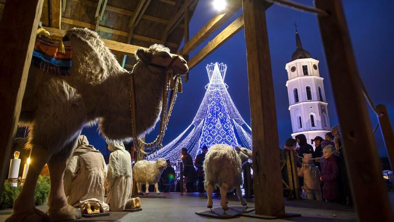 Kilau Pohon Natal Raksasa Menerangi Ibu Kota Lithuania