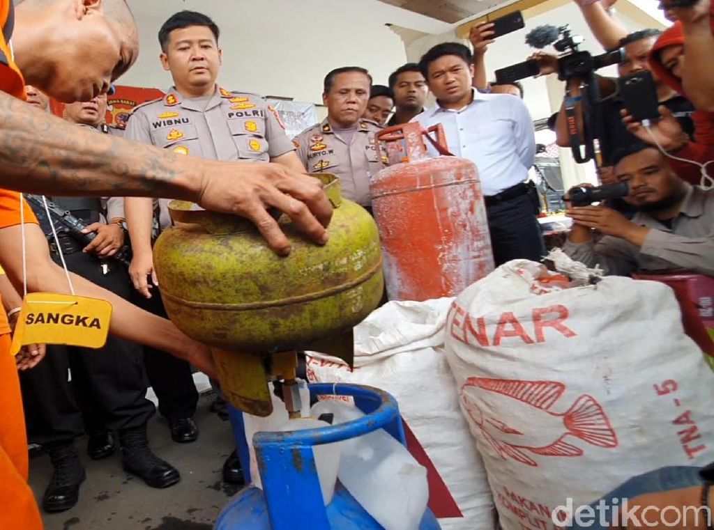 Oplos LPG 3 Kg, 2 Orang Diciduk Oplos LPG 3 Kg, 2 Orang Diciduk