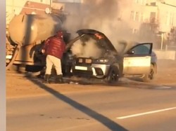 SUV BMW Tak Jadi Terbakar Hebat karena... Diguyur Truk Tinja