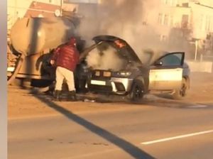 SUV BMW Tak Jadi Terbakar Hebat karena... Diguyur Truk Tinja SUV BMW Tak Jadi Terbakar Hebat karena... Diguyur Truk Tinja