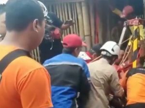 Video Evakuasi 3 Korban Gas Beracun di Dalam Sumur