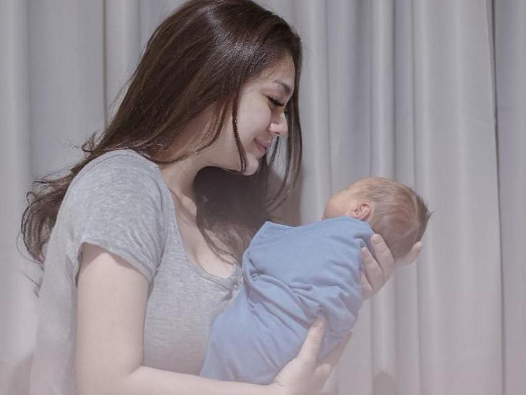 Akhirnya! Setelah 3 Bulan, Celine Evangelista Umumkan Nama Anak ke-2 Akhirnya! Setelah 3 Bulan, Celine Evangelista Umumkan Nama Anak ke-2