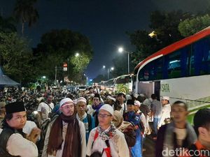Massa Reuni 212 Berkumpul di Monas Bersiap Salat Tahajud