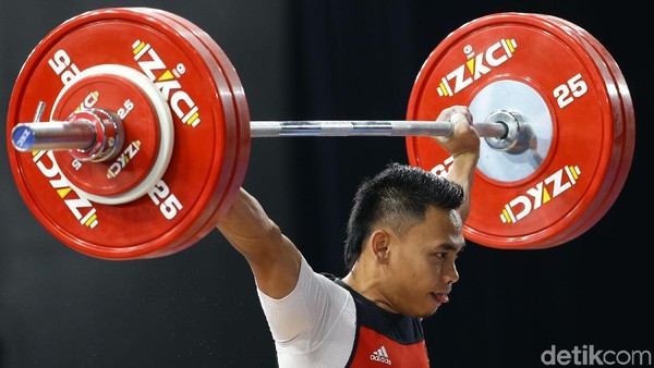 Eko Yuli Irawan menyegel medali emas dari angkat besi di kelas 61 kg putra SEA Games 2019 Filipina, Senin (2/12).