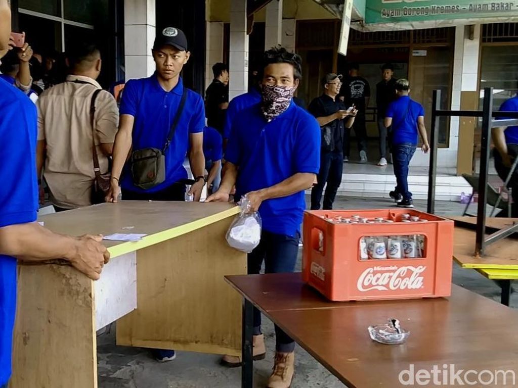 RM Mbok Berek Pekalongan Ditertibkan PT KAI RM Mbok Berek Pekalongan Ditertibkan PT KAI