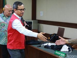 Sesal Eks Pengacara Tommy Winata Sabet Hakim di Persidangan Sesal Eks Pengacara Tommy Winata Sabet Hakim di Persidangan