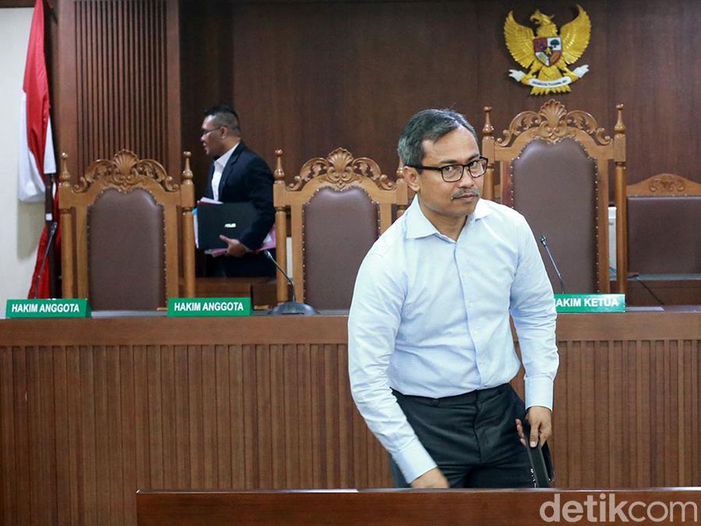 Pengacara TW Ngaku Menyesal Sabet Hakim Saat Sidang Pengacara TW Ngaku Menyesal Sabet Hakim Saat Sidang