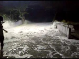 Gelombang Pasang Hantam Permukiman Warga di Buru Maluku, 11 Rumah Rusak Gelombang Pasang Hantam Permukiman Warga di Buru Maluku, 11 Rumah Rusak