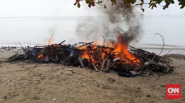 Paus yang Membusuk di Pesisir Balikpapan Dibakar