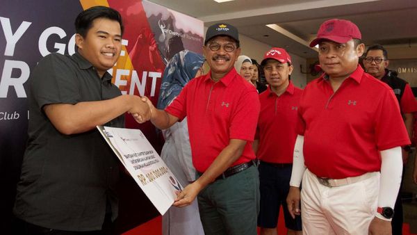 Asyiknya Golf Sambil Beramal