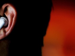 Wanita Ini Nyaris Kehilangan Pendengaran usai Kerap Pakai Headphone saat Tidur